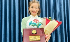 Nguyễn Thị Oanh diện áo dài, khoe giải thưởng Phụ nữ Việt Nam