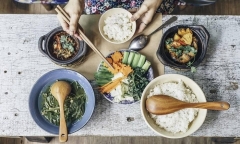 Đến nhà người yêu ăn cơm không mời còn kể lể, cô gái bị dân mạng 'ném đá' dữ dội