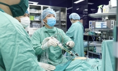 Gia đình người nước ngoài đưa con sang Việt Nam nhờ bác sĩ phẫu thuật