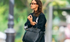 Irina Shayk để mặt mộc, mặc đồ 'đen cả cây' ra phố sau ồn ào tái hợp tình cũ