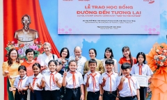 Home Credit thắp sáng ước mơ tới trường cho các em học sinh tại Buôn Hồ, Đăk Lăk