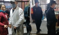 Chó hoang bị tạt dầu sôi khi xin ăn, dân mạng sôi sục tẩy chay quán mỳ