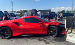 Sau tai nạn, người đàn ông trên siêu xe Ferrari bình tĩnh gọi điện rồi rời đi