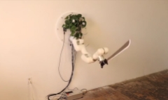 Video: Cây cảnh điều khiển cánh tay robot