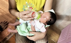 Bé trai 1 tháng tuổi bị bỏ rơi trước cổng chùa ở Hà Tĩnh