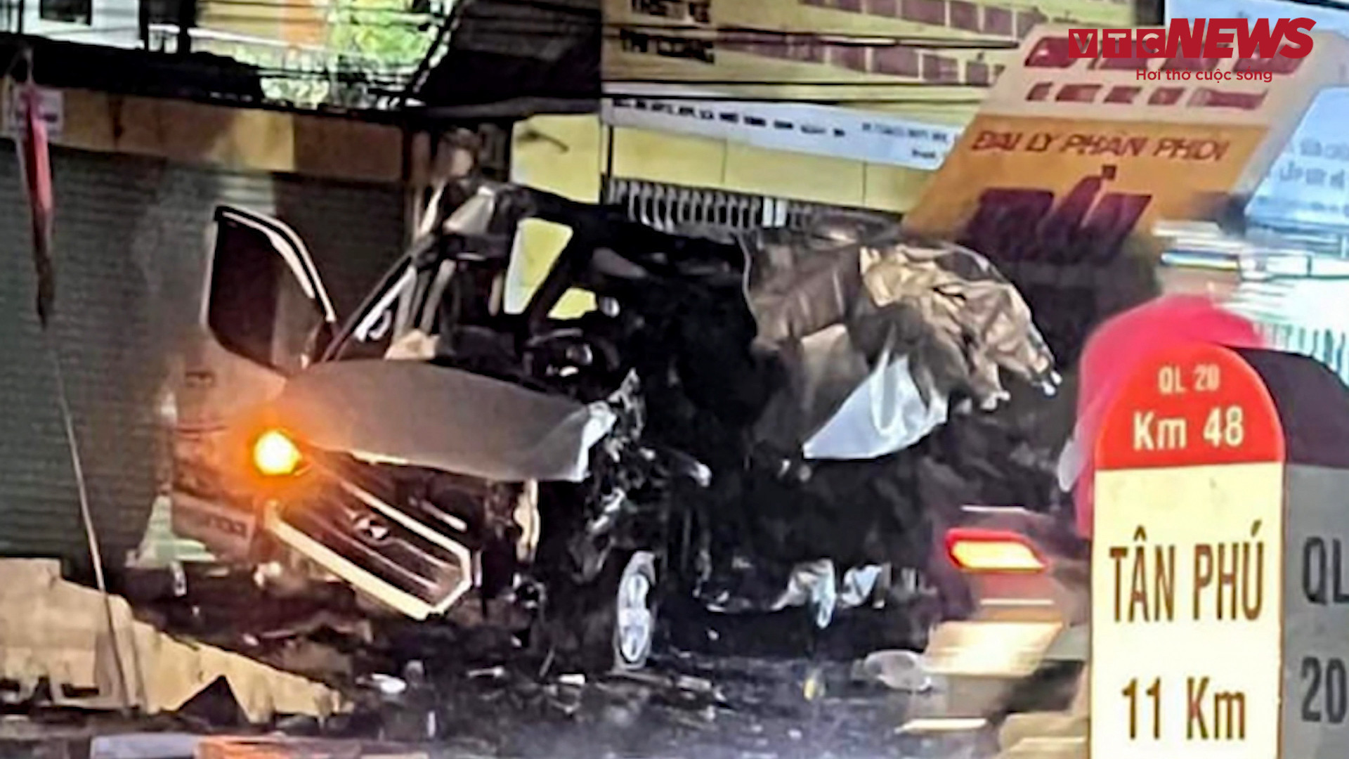 Xe khách tông ô tô 16 chỗ ở Đồng Nai: Thêm một nạn nhân tử vong