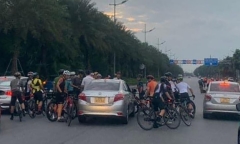 Đoàn xe đạp giở thói côn đồ, bao vây ô tô đe dọa tài xế