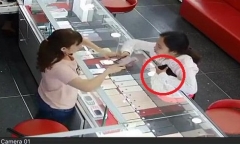 Clip: Nữ quái trộm iPhone X dễ như bỡn trước mặt người bán hàng