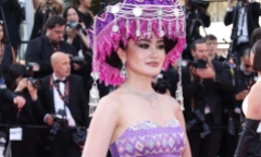 Hoa hậu Lào mặc trang phục Mông trên thảm đỏ Cannes