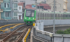 Tàu Cát Linh-Hà Đông đột ngột dừng giữa đường, hành khách phải đi xe buýt về ga