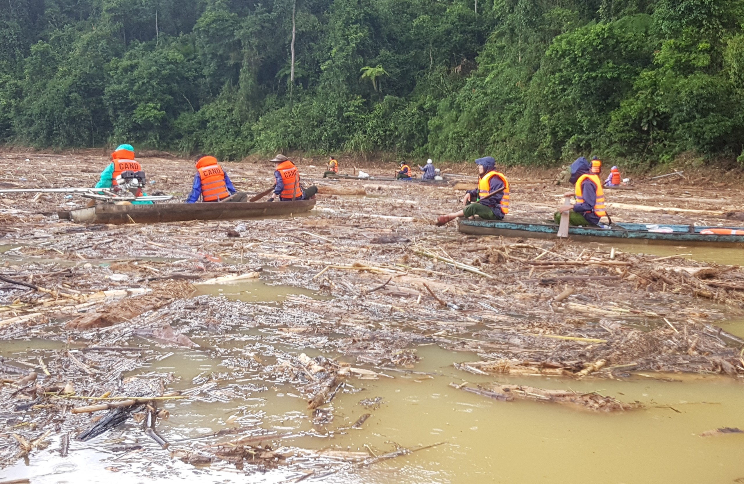 Dựng nhà tạm cho dân ở ngôi làng bị ‘xóa sổ’ sau sạt lở núi