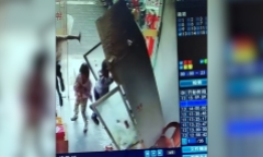 Bị tủ lạnh đổ trúng người, cậu bé thoát chết trong gang tấc