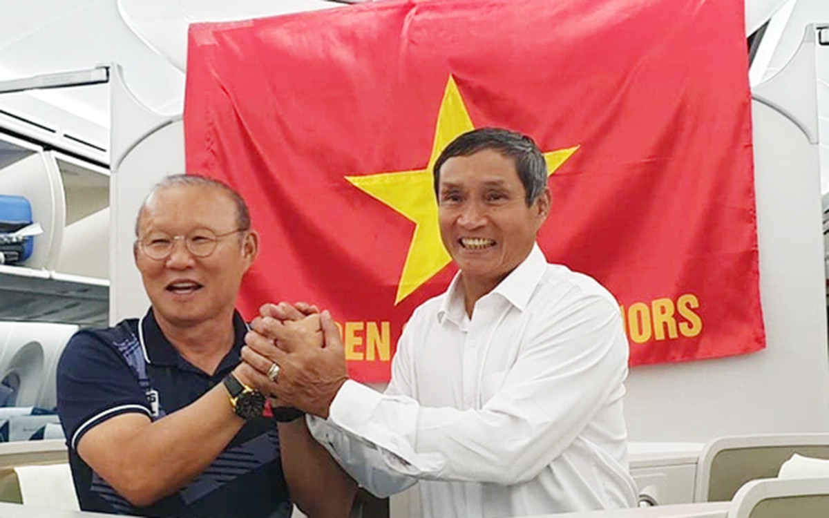 Học trò quay video đặc biệt, mang dừa sáp, súp lươn tri ân HLV Mai Đức Chung