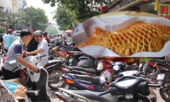 Ảnh: Phố bánh Trung thu truyền thống hút khách, bánh thương hiệu nổi tiếng 'vắng như chùa Bà Đanh'