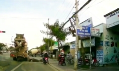 Clip: Hãi hùng cảnh xe bồn tông ô tô và xe máy chờ đèn đỏ ở Vũng Tàu
