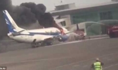 Kinh hoàng Boeing 737 bốc cháy ngùn ngụt ở sân bay