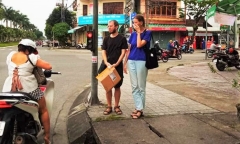 Quảng Nam: Hai người nước ngoài cầm bảng xin cứu giúp trên đường phố Tam Kỳ
