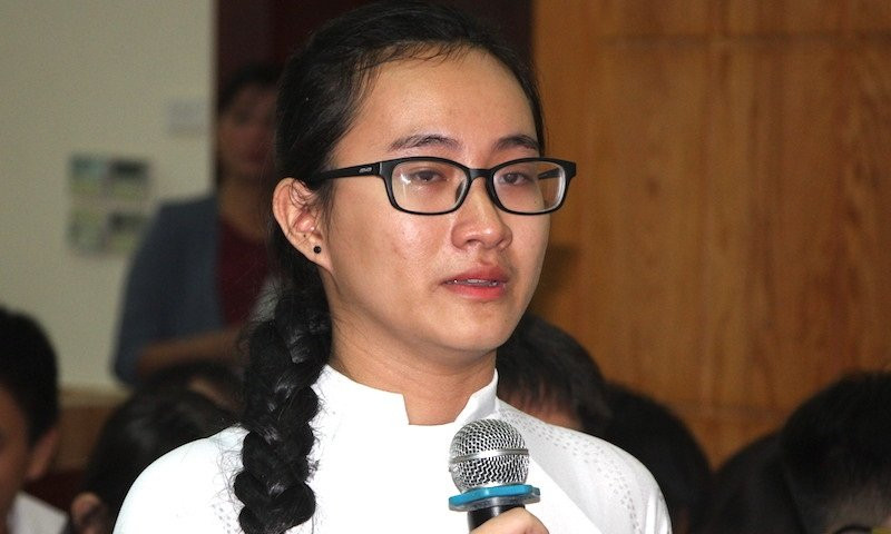 Cô giáo im lặng khiến học sinh bật khóc bị đình chỉ dạy