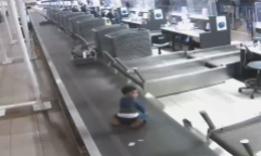 Cậu bé tinh nghịch 'du ngoạn' trên băng chuyền tại sân bay Chile