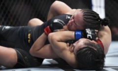 Võ sĩ tung đòn siết cổ cực hiểm hạ knock-out đối thủ