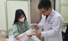 Mua máy xay trên mạng về tự lắp, thiếu nữ bị cắt đứt gân tay