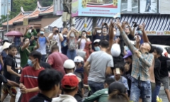 Video: Hàng trăm người tranh nhau 'giật cô hồn' dưới mưa