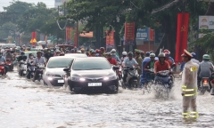 CSGT Cần Thơ bì bõm giữa dòng nước điều tiết giao thông sau cơn mưa lớn