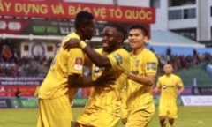 Trực tiếp bóng đá SLNA 3-1 HAGL: Thủ môn mắc sai lầm