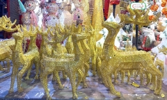 Quà Noel 'mạ vàng' lấp lánh, thiên đường đồ chơi ở Hà Nội rực sắc màu