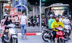 Ảnh: Bị ô tô, xe máy cướp làn ưu tiên, người đi bộ thấp thỏm qua đường
