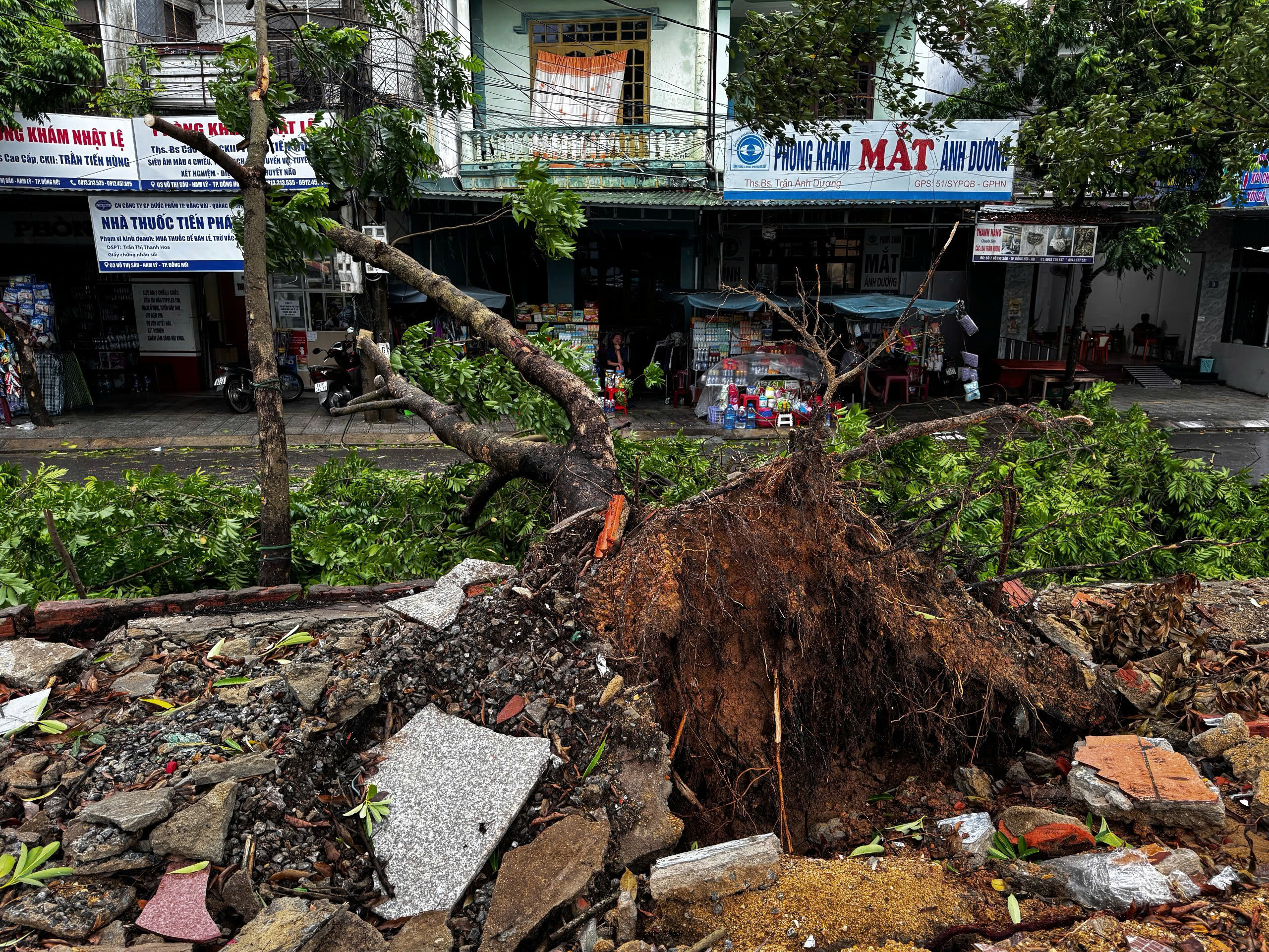 Mưa lớn dồn dập, nước lũ nhấn chìm nhiều cầu tràn ở huyện miền núi Hà Tĩnh