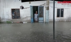 Mưa lớn kéo dài Đà Nẵng ngập sâu, công an, quân đội ứng cứu dân