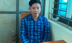 Khởi tố kẻ dùng dao đe dọa, bắt 2 cán bộ ở Yên Bái quỳ trước nhà dân