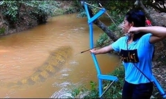 Bé gái bắn cung câu cá siêu đẳng khiến người xem thán phục