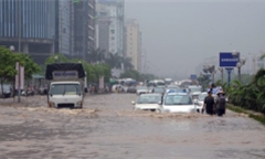 Vì sao nhiều khu đô thị cao cấp ở Hà Nội thành 'ốc đảo' trong mưa?