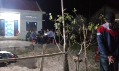 Bị hàng xóm truy sát, cha chết, 2 con nguy kịch