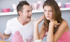 Sau chuyến công tác, chồng tái mặt nghe giúp việc tiết lộ bí mật của vợ ngoan hiền