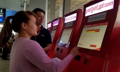Hãng bay liên tục delay, hành khách về quê ăn Tết vạ vật ở Tân Sơn Nhất