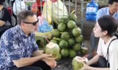 Video: Tân đại sứ Australia thăm chùa Trấn Quốc, thưởng thức nước dừa ở Hà Nội