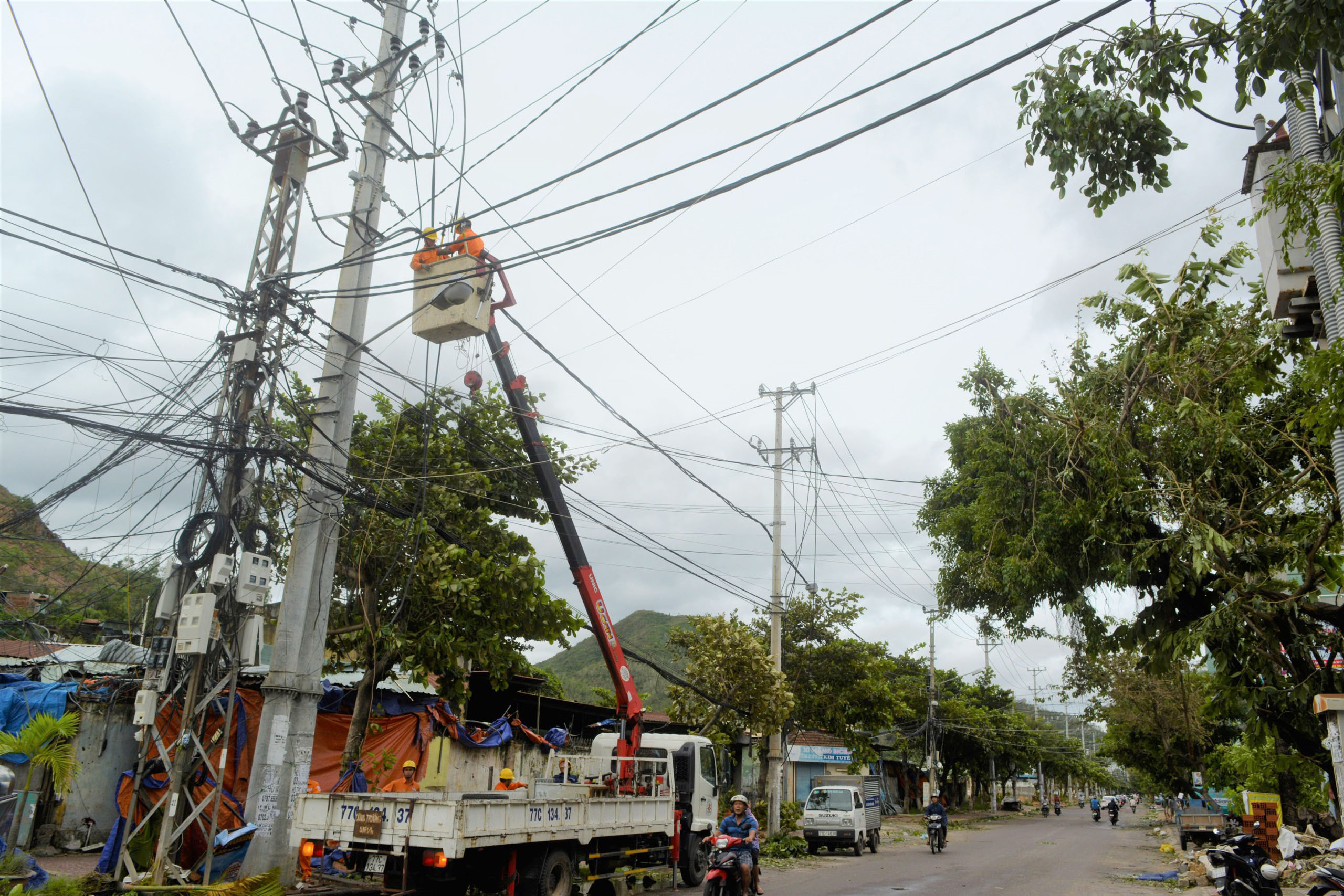 Dựng nhà tạm cho dân ở ngôi làng bị ‘xóa sổ’ sau sạt lở núi