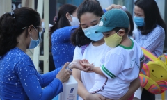 Có phụ huynh phải trả gần 3 triệu đồng/lần test PCR để con đến trường