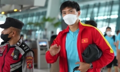 Cảnh sát Indonesia đưa tuyển Việt Nam ra sân bay