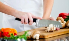 Lỗ tròn trên thân dao dùng để làm gì?