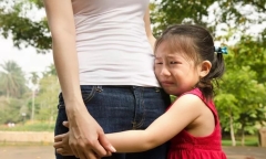 Tranh cãi: Có phải chỉ mẹ ích kỷ mới vội cho con đi học sớm?