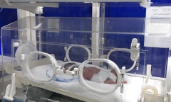 Nữ sinh 17 tuổi ở Quảng Bình tự sinh con rồi bỏ bé vào nhà vệ sinh