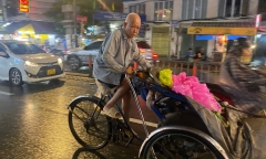 Cụ ông 93 tuổi đạp xích lô kiếm sống, vẫn đau đáu giúp người khổ hơn mình