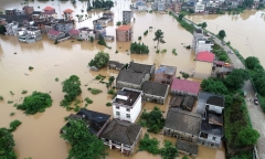 Thống đốc yêu cầu ngân hàng miễn giảm lãi vay với người dân vùng lũ