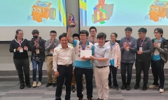 Nam sinh lớp 11 vô địch Cuộc thi lập trình robot tại Singapore
