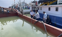 Cảnh sát biển tuần tra, tạm giữ tàu chở cát trên biển Trà Vinh