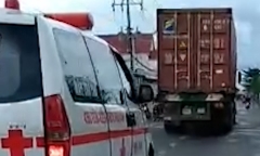 Cộng đồng mạng phẫn nộ xe container quyết không cho xe cứu thương vượt
